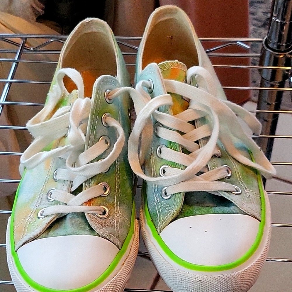 Tennis shoes/sneakers